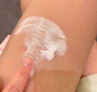 홀리키 체리 블러썸 화이트닝 바디 선 로션 — 5점을 준 리뷰어가 2023년 6월 올린 사용 사진