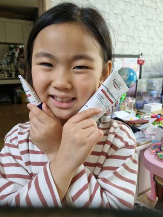 유세린 아쿠아퍼 리페어링 오인트먼트 1개 + 아쿠아퍼 SOS 립 리페어 1개 — 5점을 준 리뷰어가 2022년 2월 올린 사용 사진