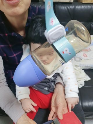 유비맘 젖병 빨대컵 다용도 홀더 1+1 _ 컬러 랜덤 발송 — 5점을 준 리뷰어가 2020년 12월 올린 사용 사진