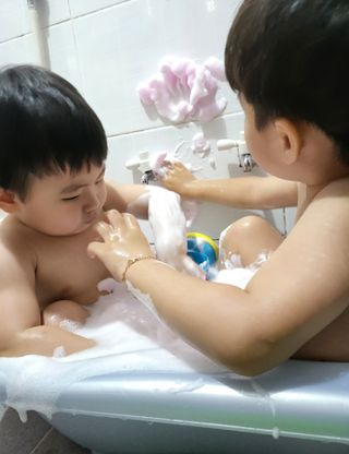 주식회사 권브라더스 [권브라더스] 목욕놀이 필수템, 핑키공주 유아버블클렌저 300ml 대용량 몽글몽글 구름 속 딸기향 — 5점을 준 리뷰어가 2022년 1월 올린 사용 사진