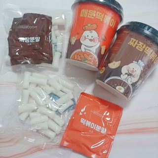 유비쿡 컵떡볶이 매운컵떡볶이2개/ 짜장컵떡볶이 2개  총 4개세트 — 5점을 준 리뷰어가 2021년 3월 올린 사용 사진