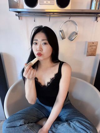 [사가수] 민감피부를 위한 진정 항산화 안티에이징, 더사가오브수 효혜윤 보태니컬 에너지 아이포올 스틱 — 5점을 준 리뷰어가 2023년 2월 올린 사용 사진