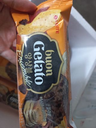 롯데제과 본젤라또 비스킷&바닐라카라멜바, 본젤라또 베리쇼콜라컵 — 4.5점을 준 리뷰어가 2021년 11월 올린 사용 사진