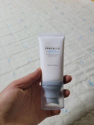[스킨1004] 마다가스카르 센텔라 히알루-시카 워터핏 선세럼 50ml — 5점을 준 리뷰어가 2024년 5월 올린 사용 사진