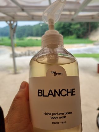 빅그린 니치 퍼퓸 바이옴바디워시 500ml(상탈, 블랙베리&베이, 블랑쉐 3종 중 택1) — 5점을 준 리뷰어가 2022년 7월 올린 사용 사진