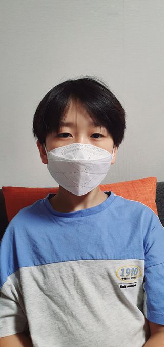 케이파이 나날마스크 [케이파이 나날] KF94 마스크 50매입 (개별포장) ,  여름에도 좋은 숨쉬기 편한 순수 국산 마스크 — 5점을 준 리뷰어가 2022년 8월 올린 사용 사진