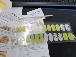 [네일가게] 햇빛에 닿으면 색이 변하는 신기한 햇살 반전 네일스티커_B — 5점을 준 리뷰어가 2021년 8월 올린 사용 사진