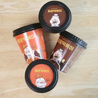 유비쿡 컵떡볶이 매운컵떡볶이2개/ 짜장컵떡볶이 2개  총 4개세트 — 5점을 준 리뷰어가 2021년 4월 올린 사용 사진