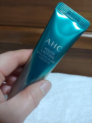 [NEW 탄력유턴 아이크림] AHC 유스 래스팅 리얼 아이크림 포 페이스 — 5점을 준 리뷰어가 2021년 2월 올린 사용 사진