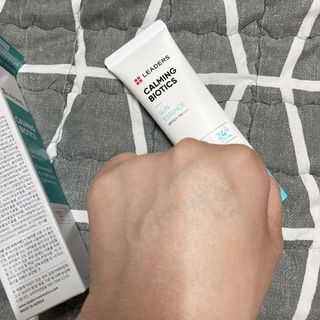 리더스코스메틱 리더스 카밍 바이오틱스 선 에센스 SPF 50+ PA++++ — 4점을 준 리뷰어가 2022년 6월 올린 사용 사진