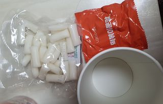 유비쿡 컵떡볶이 매운컵떡볶이2개/ 짜장컵떡볶이 2개  총 4개세트 — 4점을 준 리뷰어가 2021년 7월 올린 사용 사진