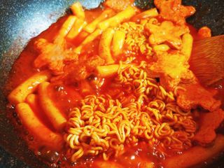 빨간키트 떡볶이 밀키트 2~3인분 매운맛 국물 떡볶이 만들기 쉬운 황금 레시피 분말 소스로 간편한 요리 — 5점을 준 리뷰어가 2021년 10월 올린 사용 사진