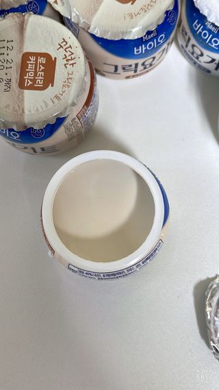매일바이오 그릭요거트 오리지널 플레인 4개, 로스터리 커피믹스 4개 — 2.5점을 준 리뷰어가 2021년 12월 올린 사용 사진