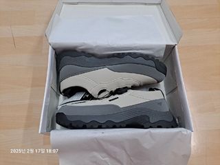 다운블로우 ★ 남성 트리플 스포츠 기능성 다이얼 골프 트레킹 운동화 DB 1204 베이지 / 쿠팡 — 5점을 준 리뷰어가 2025년 2월 올린 사용 사진