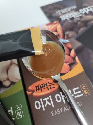 짜먹는 이지견과 짜먹는 이지아몬드, 짜먹는 이지허니피넛, 짜먹는 이지캐슈넛 각 10g X  10포 — 5점을 준 리뷰어가 2021년 1월 올린 사용 사진