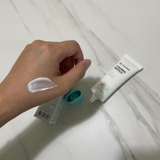 리더스코스메틱 리더스 카밍 바이오틱스 선 에센스 SPF 50+ PA++++ — 5점을 준 리뷰어가 2022년 8월 올린 사용 사진