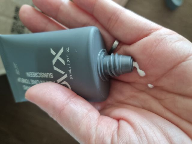 UVX 퀀텀 마스 올인원 톤업 선스크린 리뷰 사진