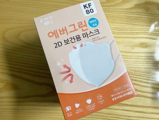 [에버그린] 2D 새부리형 KF80 중형 화이트 25매 — 5점을 준 리뷰어가 2021년 8월 올린 사용 사진