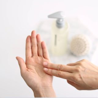 MOAMANEMUNAH 모아만에무나 플러스 두피 탈모 완화 기능성 샴푸 + 브러쉬 2종 세트 — 5점을 준 리뷰어가 2021년 10월 올린 사용 사진