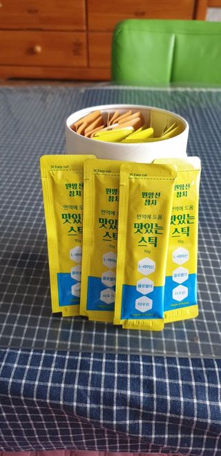 페페로니 맛있는 스틱 - 무항생제 닭고기 15개 + 원양선 참치 15개 — 5점을 준 리뷰어가 2021년 8월 올린 사용 사진