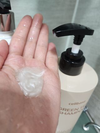 프리마인 더이상 뻣뻣하고 효과없는 탈모샴푸는 NO. 근본부터 케어하는 셀베이스 그린티샴푸(500ml) — 4점을 준 리뷰어가 2023년 5월 올린 사용 사진