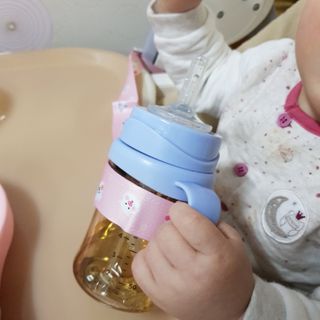 유비맘 젖병 빨대컵 다용도 홀더 1+1 _ 컬러 랜덤 발송 — 5점을 준 리뷰어가 2021년 1월 올린 사용 사진