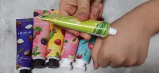 [후르디아] 골라쓰는 과즙향 핸드크림 기프트세트 — 5점을 준 리뷰어가 2023년 12월 올린 사용 사진