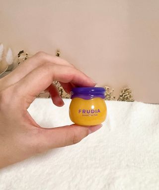 틱톡 [후르디아] 튼입술해결템 올리브영 블루베리 하이드레이팅 허니 립밤 — 5점을 준 리뷰어가 2023년 12월 올린 사용 사진