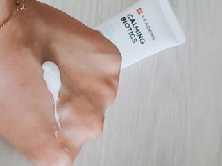 리더스코스메틱 리더스 카밍 바이오틱스 선 에센스 SPF 50+ PA++++ — 5점을 준 리뷰어가 2022년 7월 올린 사용 사진