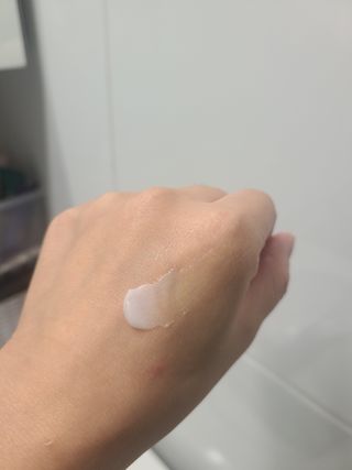 멈칫(MUMCHIT) 넥퍼퓸 NECKPERFUME 2가지 향 — 5점을 준 리뷰어가 2021년 11월 올린 사용 사진