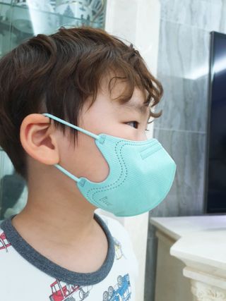 [블루 본 아이노우] 유아용 컬러마스크 40 PCS SET 2중 택 1 — 5점을 준 리뷰어가 2021년 5월 올린 사용 사진