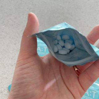 입 냄새 완화에 도움을 주는 에티켓 캔디 앳캔디 스트롱민트 — 5점을 준 리뷰어가 2021년 2월 올린 사용 사진