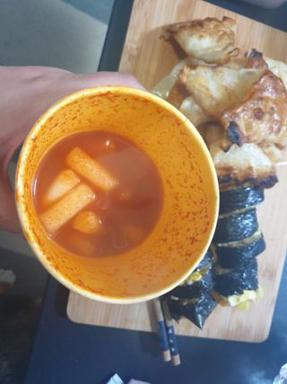 유비쿡 컵떡볶이 매운컵떡볶이2개/ 짜장컵떡볶이 2개  총 4개세트 — 5점을 준 리뷰어가 2021년 3월 올린 사용 사진