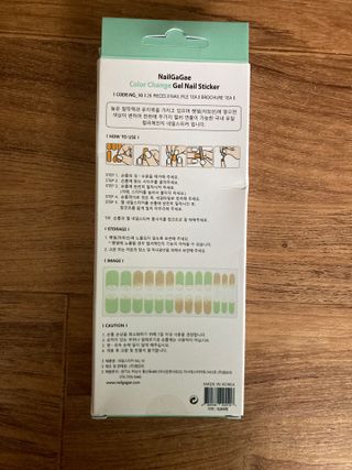 [네일가게] 햇빛에 닿으면 색이 변하는 신기한 햇살 반전 네일스티커 — 5점을 준 리뷰어가 2021년 8월 올린 사용 사진