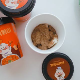유비쿡 컵떡볶이 매운컵떡볶이2개/ 짜장컵떡볶이 2개  총 4개세트 — 5점을 준 리뷰어가 2021년 4월 올린 사용 사진