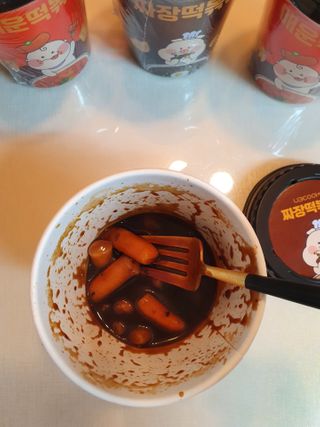 유비쿡 컵떡볶이 매운컵떡볶이2개/ 짜장컵떡볶이 2개  총 4개세트 — 5점을 준 리뷰어가 2021년 2월 올린 사용 사진