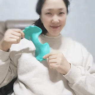 힐니스북 [힐마이넥]   거북목 통증완화를 위한 휴대용 목 안마기 — 5점을 준 리뷰어가 2022년 12월 올린 사용 사진