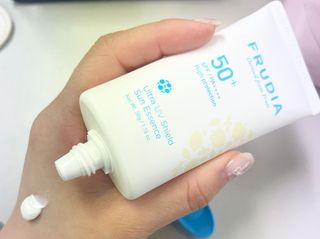 나우 [후르디아] 백탁NO! 화잘먹 수분광 선 에센스✨ — 4.5점을 준 리뷰어가 2025년 3월 올린 사용 사진