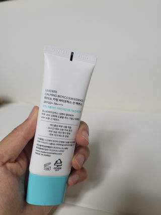 리더스코스메틱 리더스 카밍 바이오틱스 선 에센스 SPF 50+ PA++++ — 5점을 준 리뷰어가 2022년 6월 올린 사용 사진