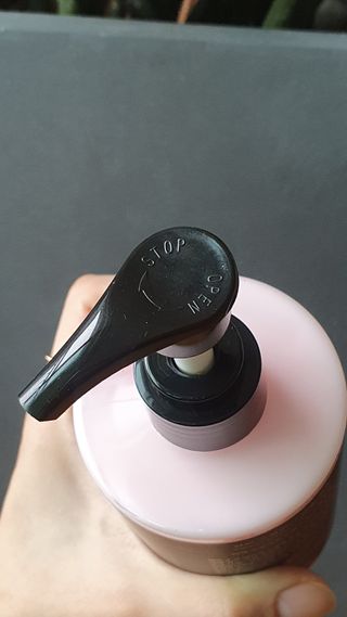 난나 살몬 스파이더 검버섯 미백 톤업 화이트닝 연어 앰플 크림 300ml 대용량 — 5점을 준 리뷰어가 2022년 8월 올린 사용 사진