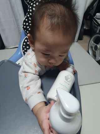 mom e 맘이 내추럴 베이비 케어 샴푸앤바스+로션 — 5점을 준 리뷰어가 2021년 1월 올린 사용 사진