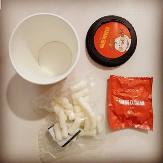 유비쿡 컵떡볶이 매운컵떡볶이2개/ 짜장컵떡볶이 2개  총 4개세트 — 5점을 준 리뷰어가 2021년 6월 올린 사용 사진
