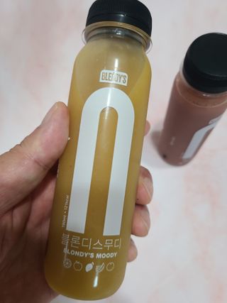 BLENDY'S 핑크 스무디+블론디 스무디 — 5점을 준 리뷰어가 2021년 10월 올린 사용 사진