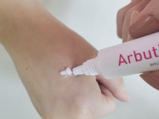 이엔코스 알부틴 알파 화이트닝크림 — 5점을 준 리뷰어가 2021년 2월 올린 사용 사진
