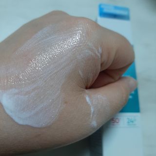 리더스코스메틱 리더스 카밍 바이오틱스 선 에센스 SPF 50+ PA++++ — 5점을 준 리뷰어가 2022년 6월 올린 사용 사진