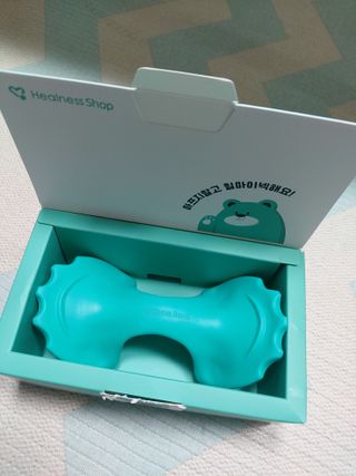힐니스북 [힐마이넥]   거북목 통증완화를 위한 휴대용 목 안마기 — 4점을 준 리뷰어가 2022년 12월 올린 사용 사진