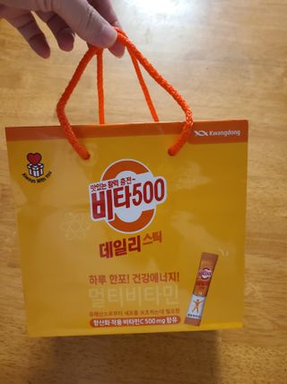 광동제약 [광동] 비타500데일리스틱 70포X2개 + 뚱랑이엽서 + 쇼핑백 증정 — 5점을 준 리뷰어가 2022년 1월 올린 사용 사진