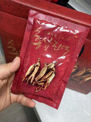서울약사신협_프리미엄 6년근 홍삼진액_70mlx30포 — 5점을 준 리뷰어가 2021년 2월 올린 사용 사진
