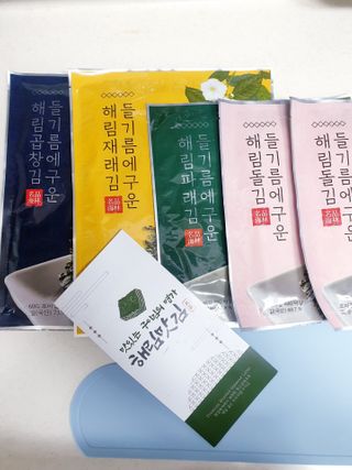 [해림맛김] 들기름에 구운 바삭바삭 김 4종 세트 + 1종 랜덤발송 총5개입 — 5점을 준 리뷰어가 2021년 2월 올린 사용 사진