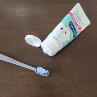 닥터데디스 안심저불소 키즈치약 (라즈베리, 청포도향 중 택 1) 60g +  여행용 미니 치약 15g — 5점을 준 리뷰어가 2022년 11월 올린 사용 사진